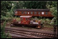 Drezyna i stary wagon pasażerski z drewnianym pudłem przy torach ze stacji Narwik do portu. 1.VII.2001