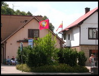 Malinowa chorągiew z głową świętego Jana, czyli oficjalna flaga Dobczyc - obok flaga Małopolski (24.VIII.2003)