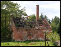 Budynek starej żydowskiej łaźni (mykwy) - już bez dachu, ale jeszcze w całości  (24.VIII.2003)