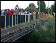 Dobczycki most wyraźnie ugiął się pod ciężarem wracających z koncertu Arki Noego (30.VIII.2003)