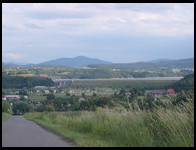 Widok na zaporę i Jezioro Dobczyckie z ulicy Nowowiejskiej (20.VI.2003)