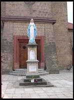 Figura Matki Bożej przed kościołem parafialnym (27.IX.2003)