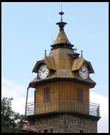 Wieża strażnicy OSP. Tarcza zegara od strony południowej spieszy o 5 minut - jest to tak zwany czas południowodobczycki (24.VIII.2003)